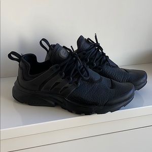 Black Nike Shoes